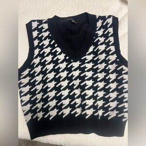 Haute Monde black and white houndstooth knit sweater, v-neck sleeveless